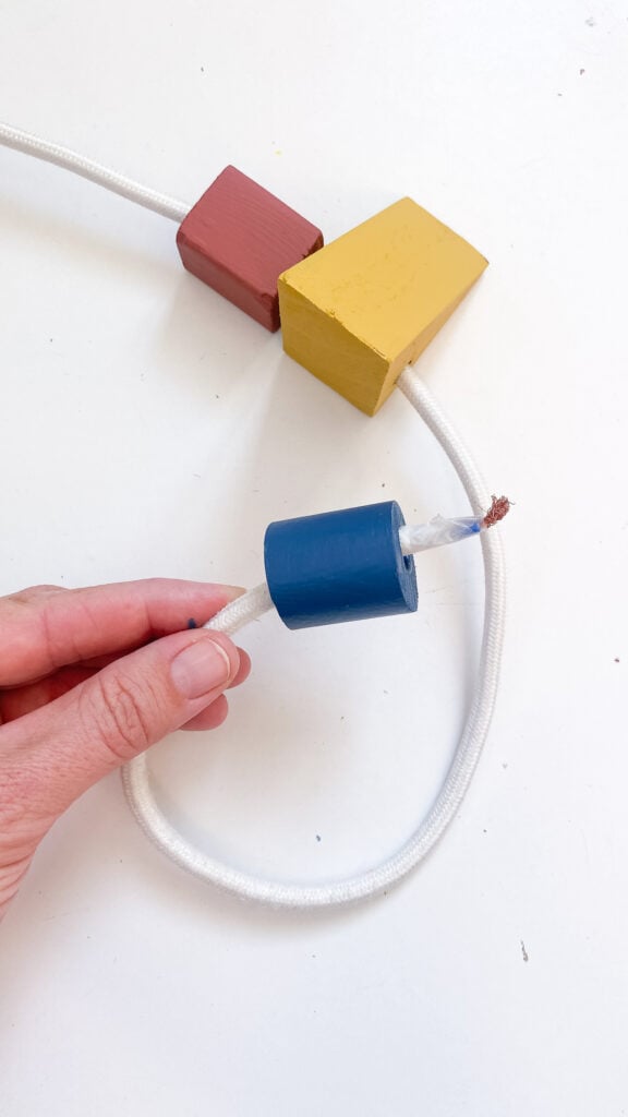 sculpture lumineuse inspiration Memphis bleu jaune rouge