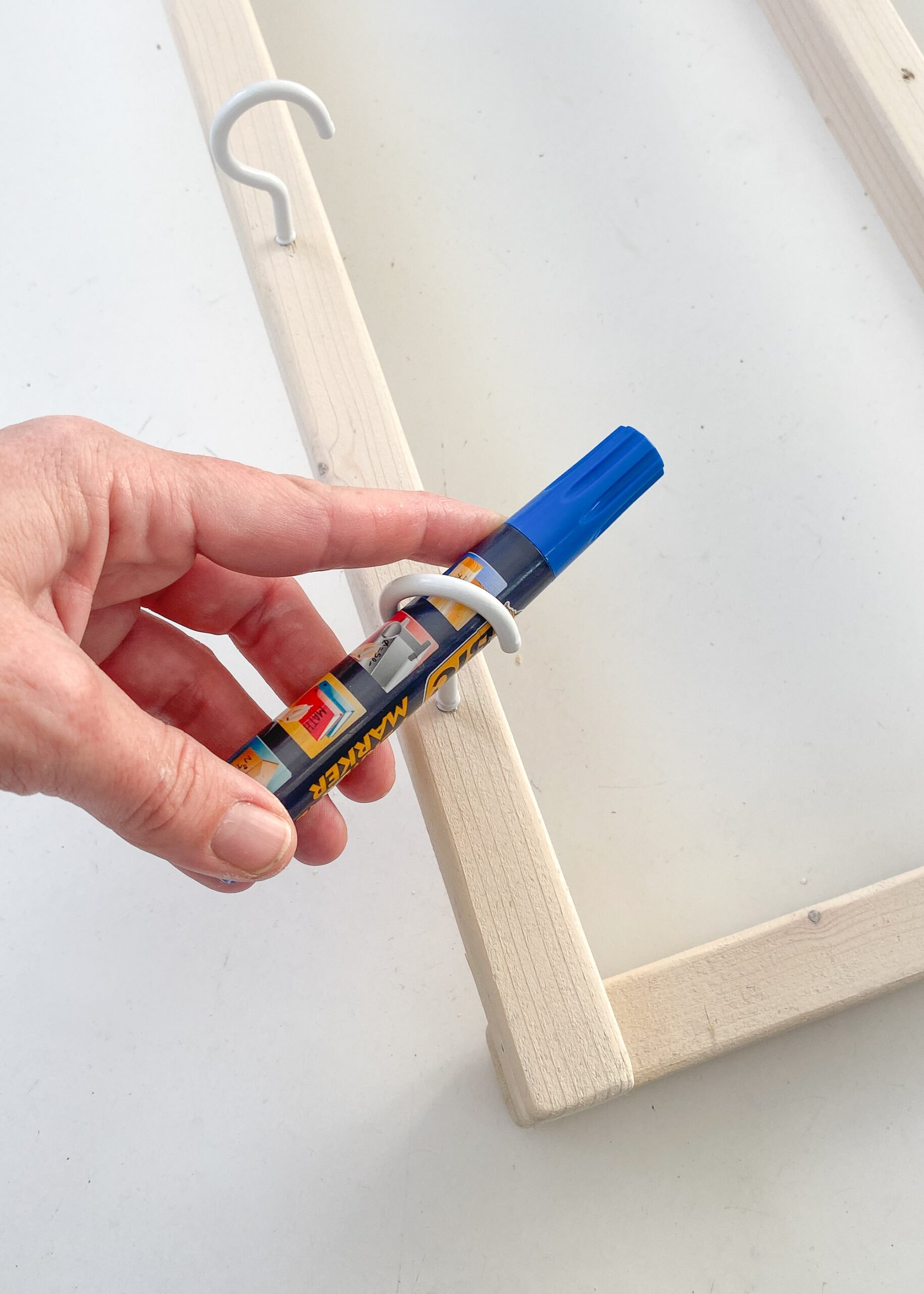 idée déco avec crochets métalliques blancs