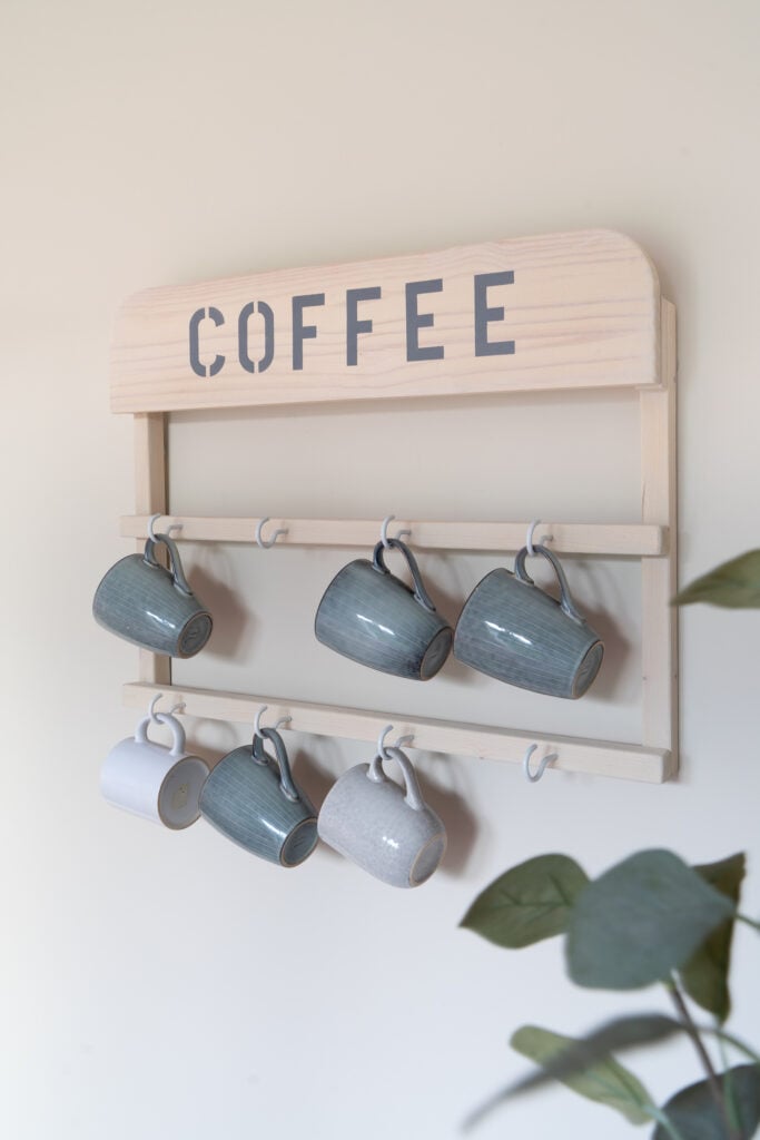 porte-tasse mural en bois diy rangement cuisine