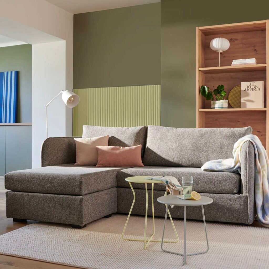 canapé angle compact mur relief moulures zigzag