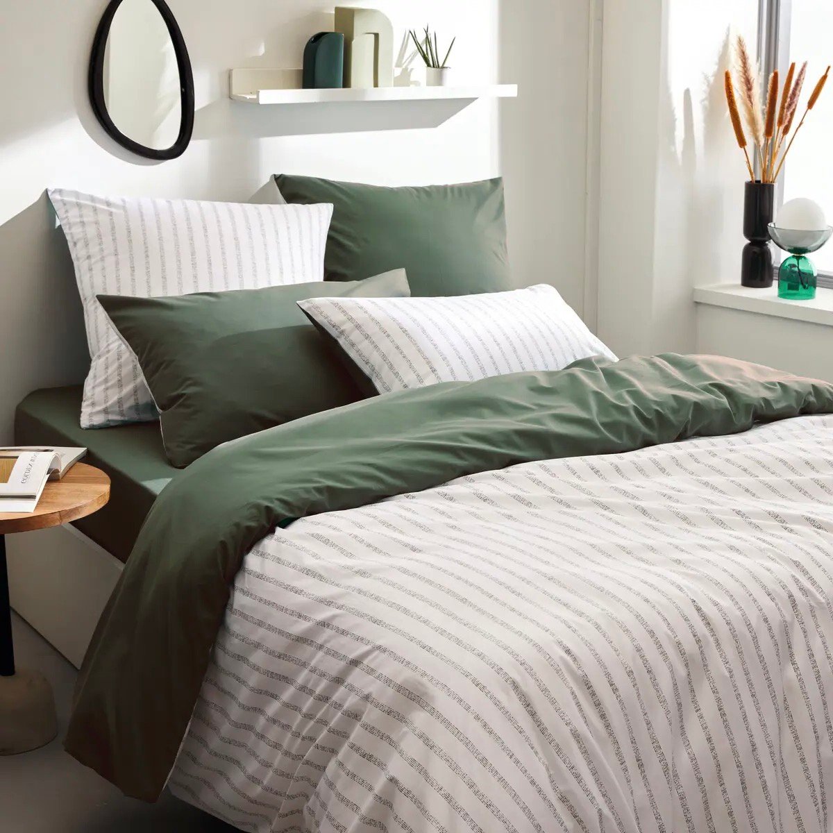 chambre blanche kaki rayures