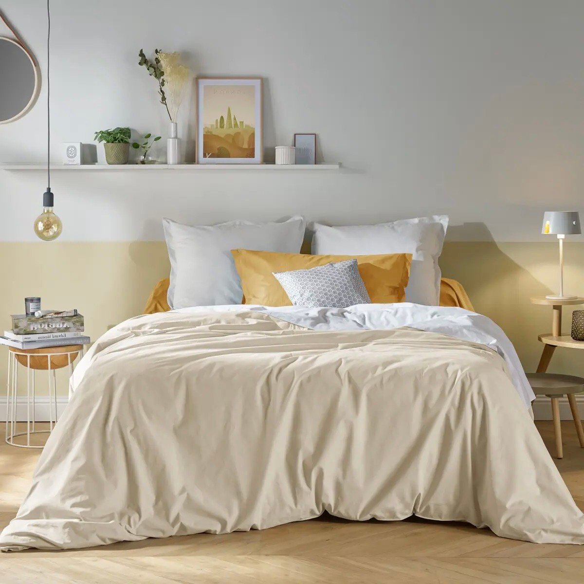 chambre jaune blanc mur bicolore soubassement peint