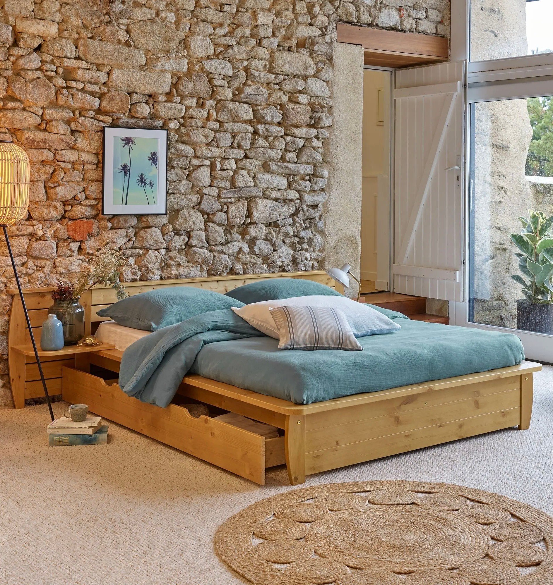 chambre mur pierres brutes lit bois massif rangement