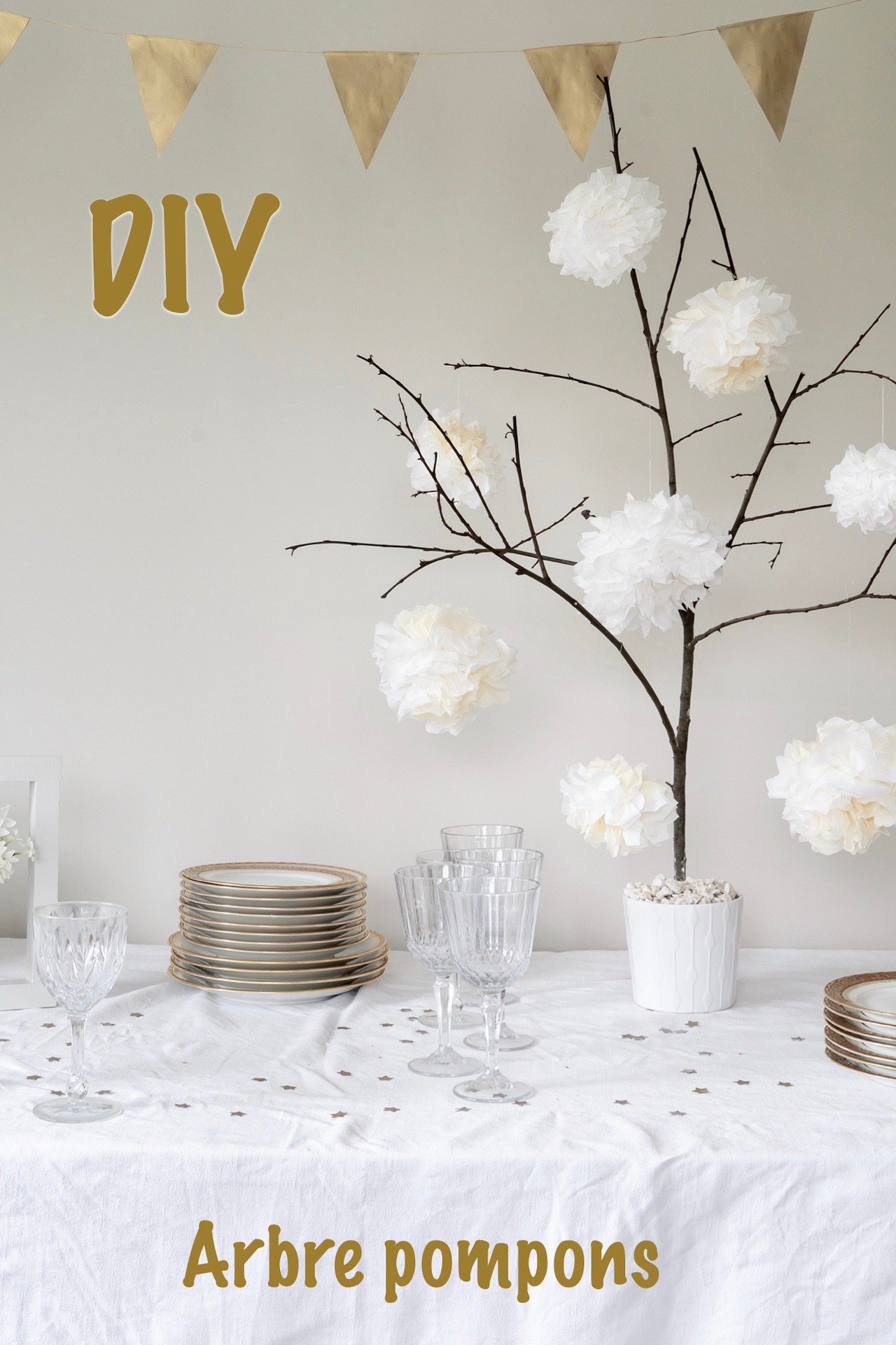 diy arbre à pompons blancs décoration mariage blanc doré