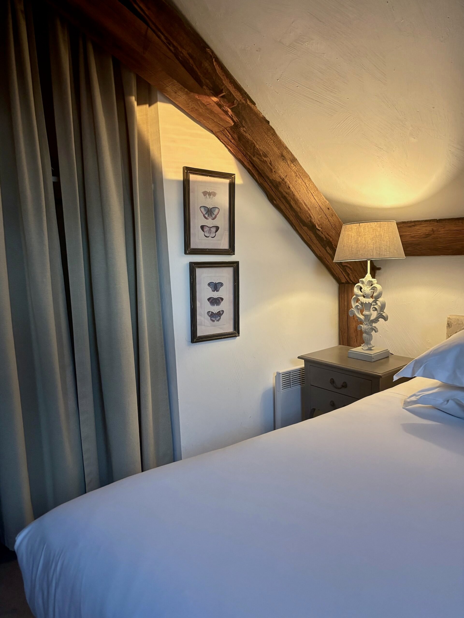 idée aménagement chambre campagne chic sous les toits poutres apparentes