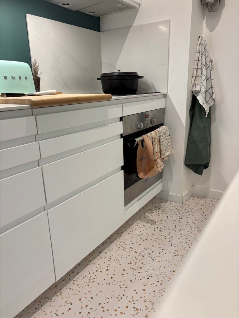 aménagement mini cuisine ouverte blanche verte