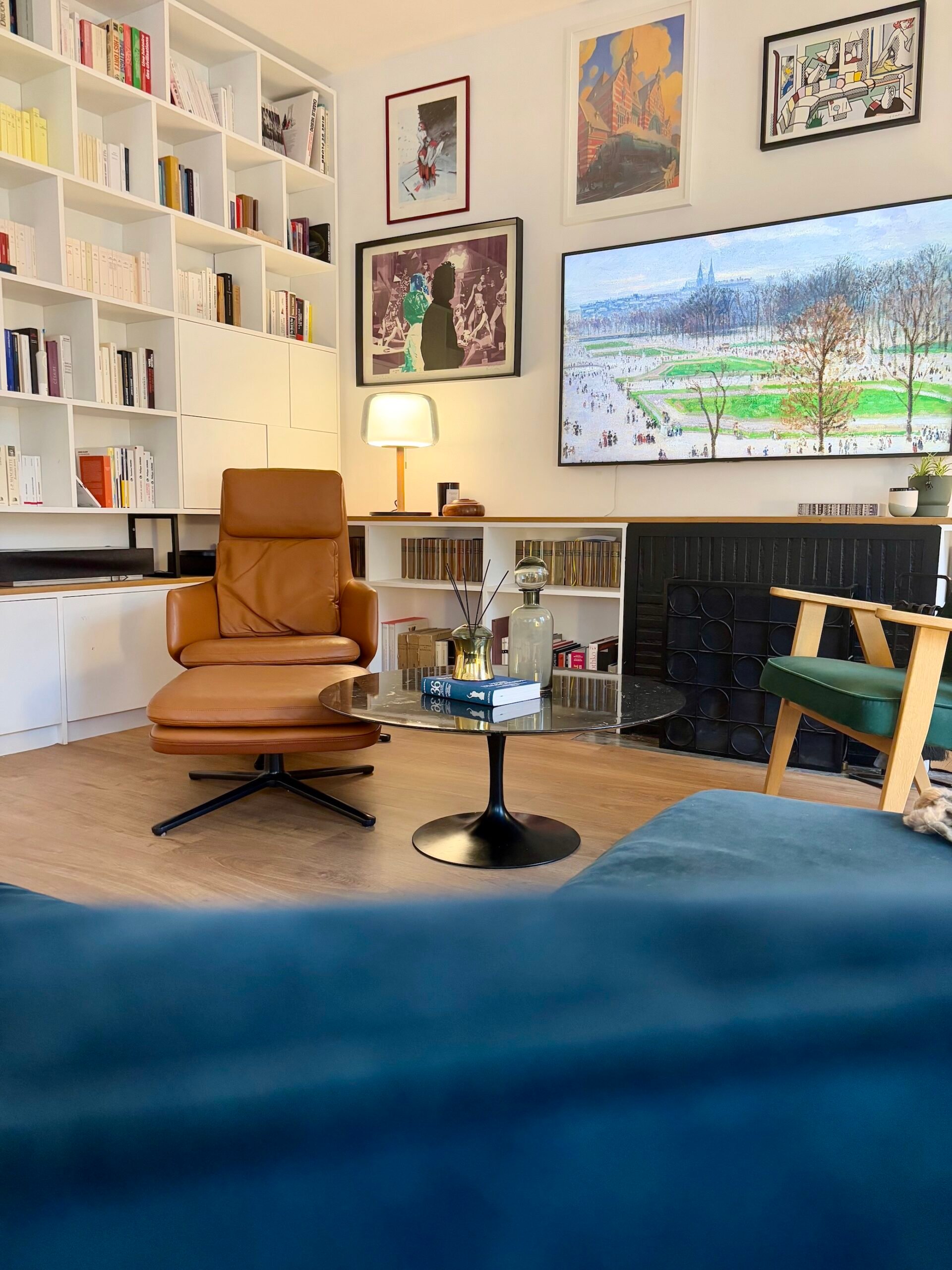 aménagement salon moderne fauteuil vitra lounge appartement parisien