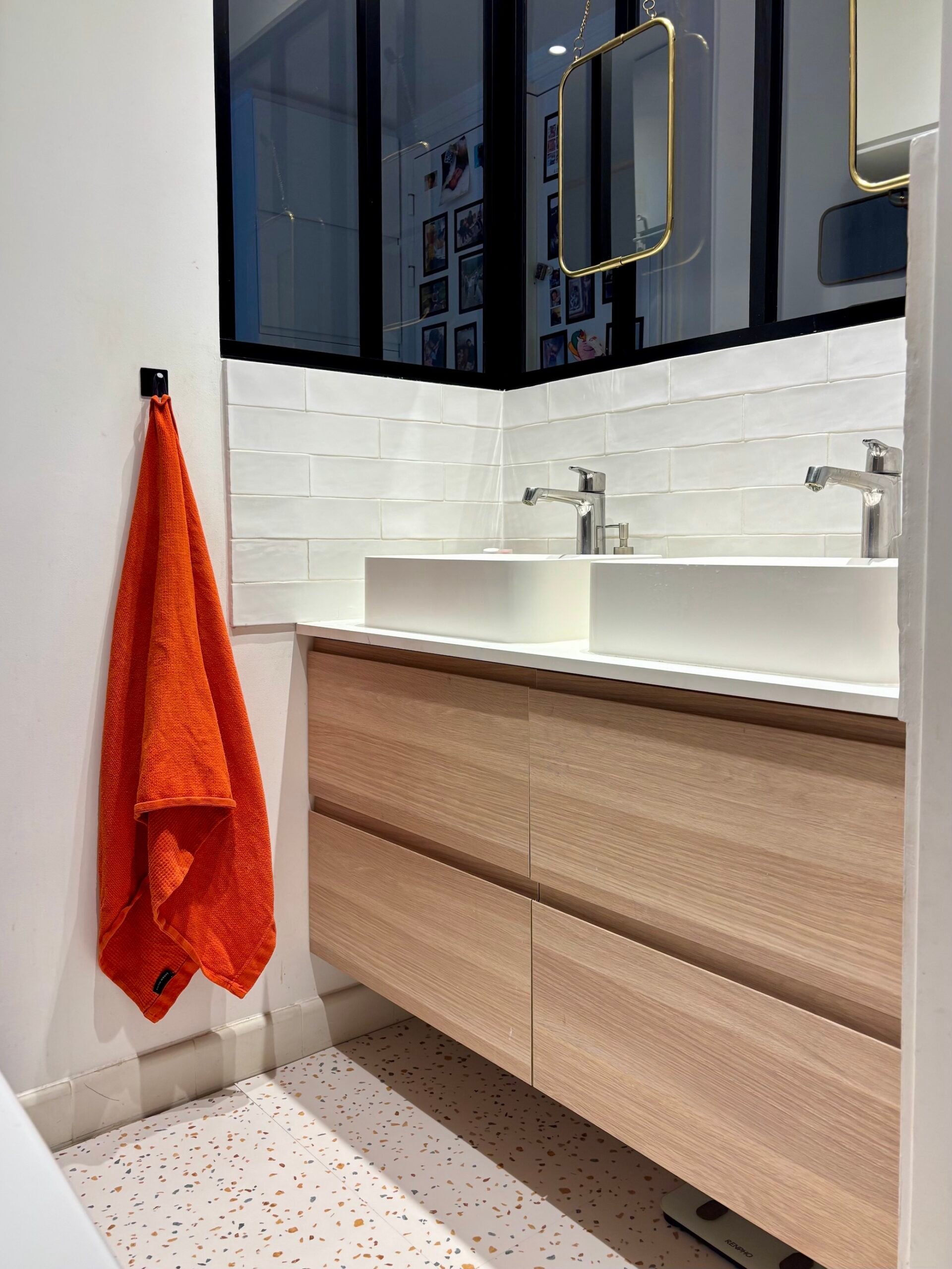 salle de bains verrière sol terrazzo Gerflor Unik felizia