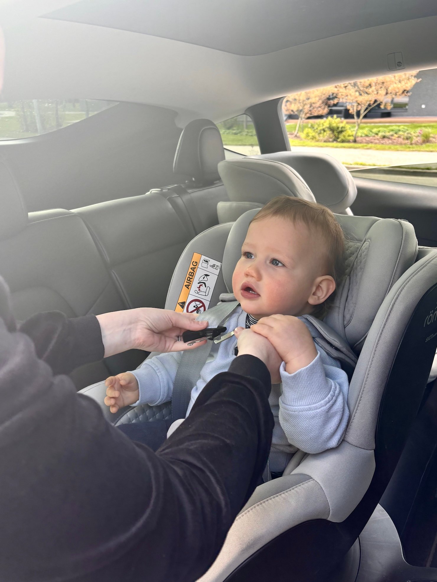 comment sécuriser enfant 18 mois voiture dos route