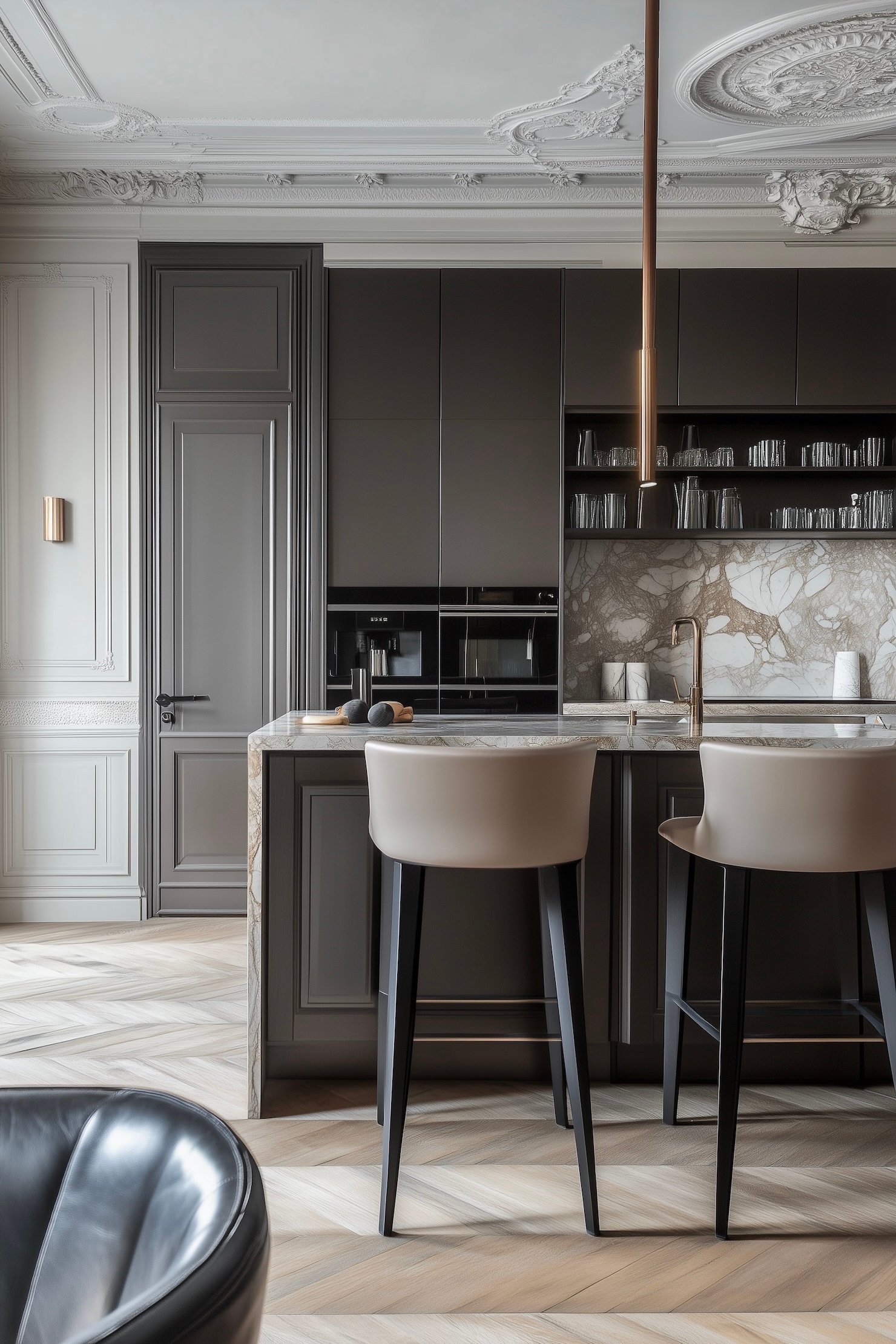 cuisine moderne grise marbre appartement parisien moulures