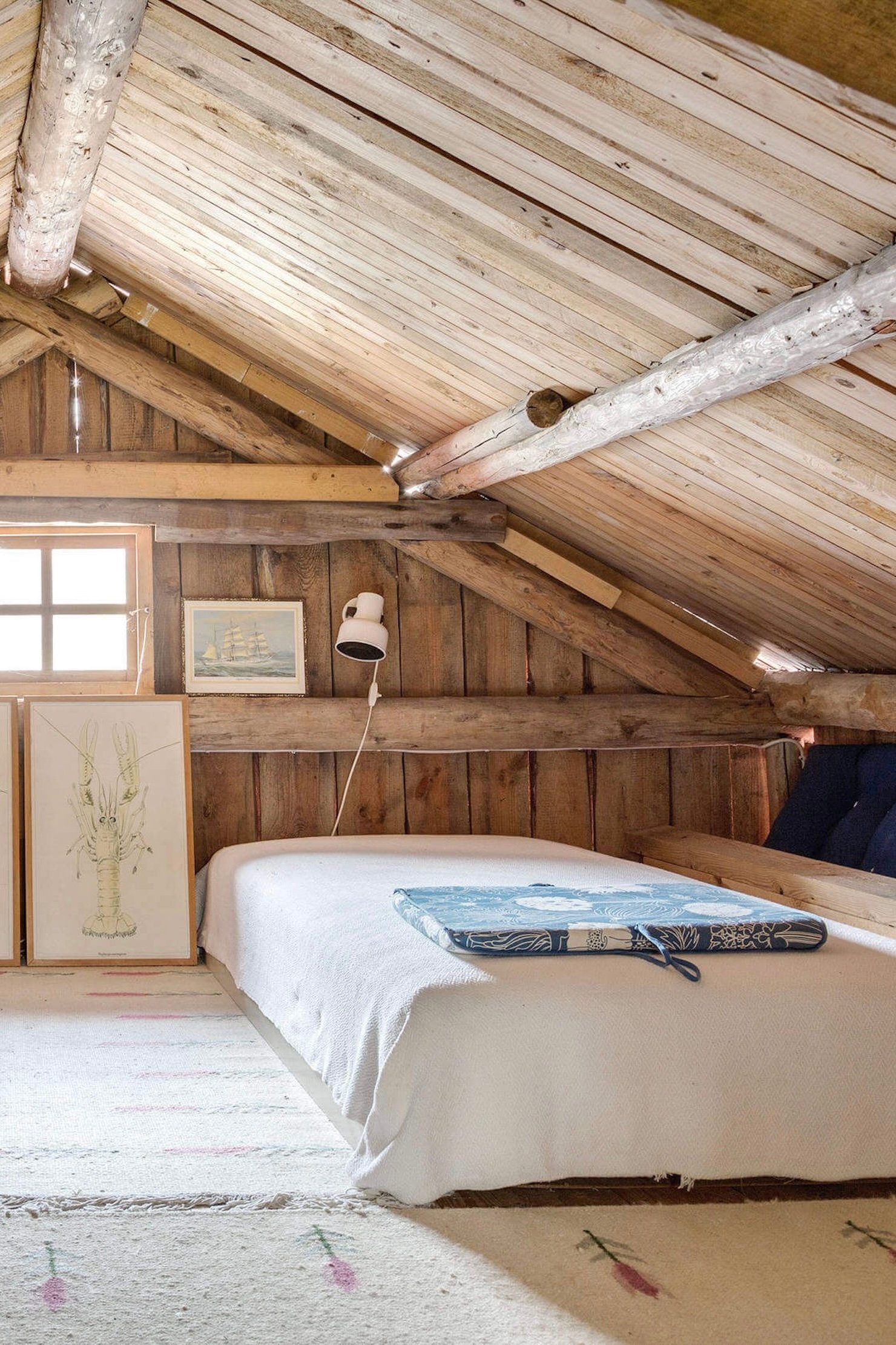 aménagement bicoque suédoise grenier poutre chambre