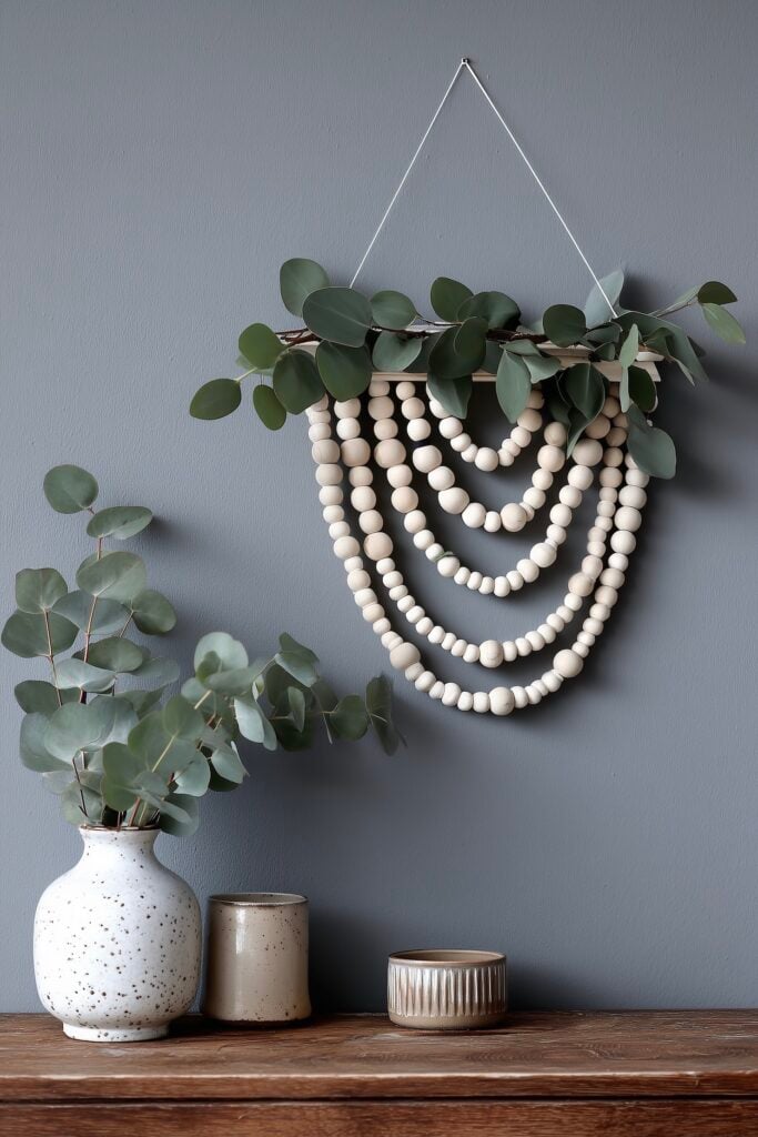 idée décoration murale diy eucalyptus et boules en bois