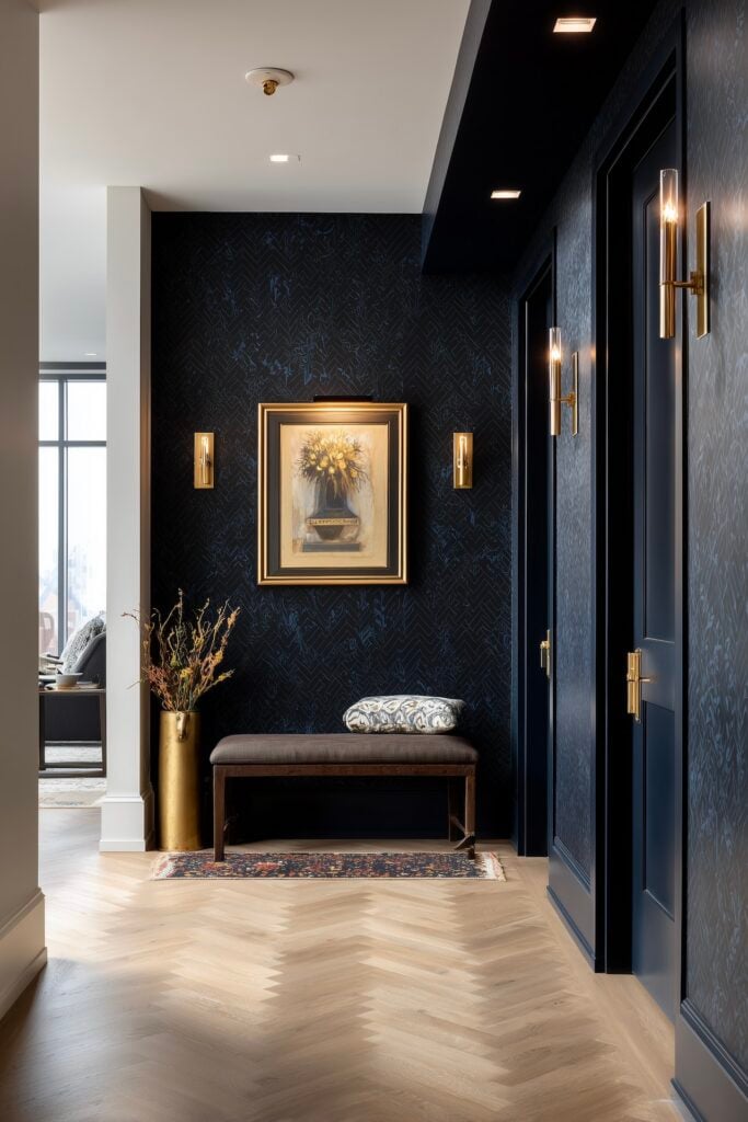 petite entrée papier peint bleu foncé graphique haussmann