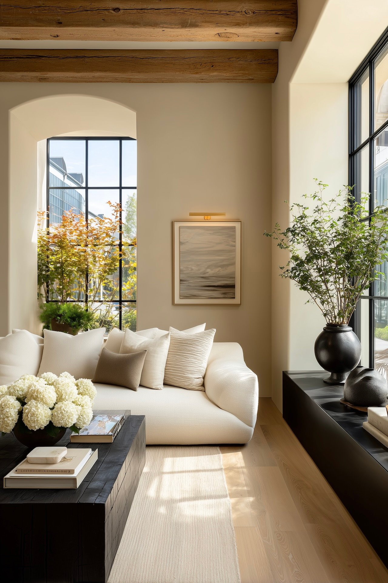 salon chaleureux poutres bois lumière naturelle abondante