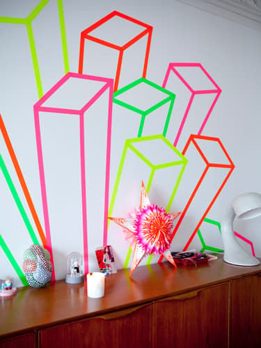déco fluo au masking tape motif géométrique