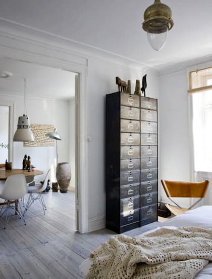 grande armoire métallique d'atelier dans la chambre