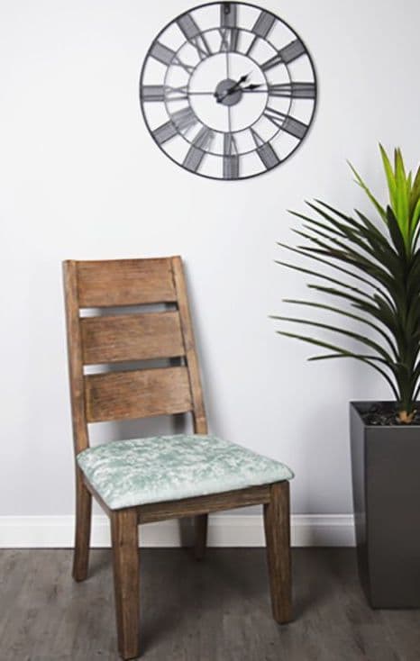 DIY chaise bois coussin vert reflet salon - blog déco - clem around the corner