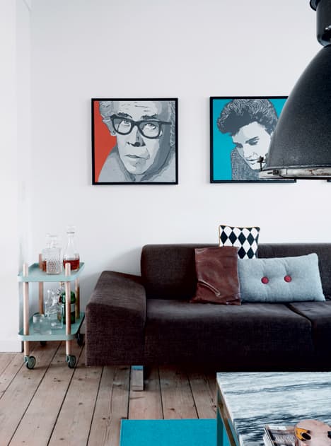 salon retro assortiment coussin dépareillé  portrait elvis Ulrik Foss intérieur