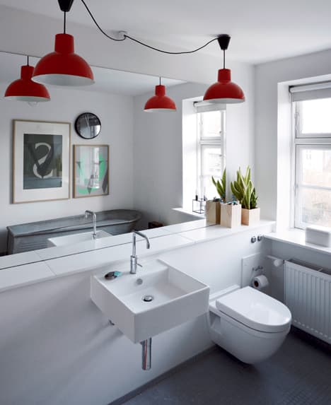 Ulrik Foss salle de bain originale suspension industrielle métal rouge - blog déco - clem around the corner