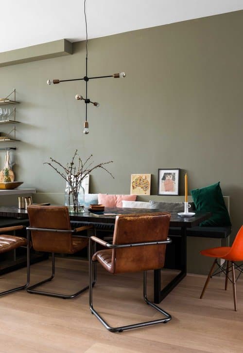 appartement bohème aux couleurs froides salle à manger table 3 mètres blog déco clemaroundthecorner