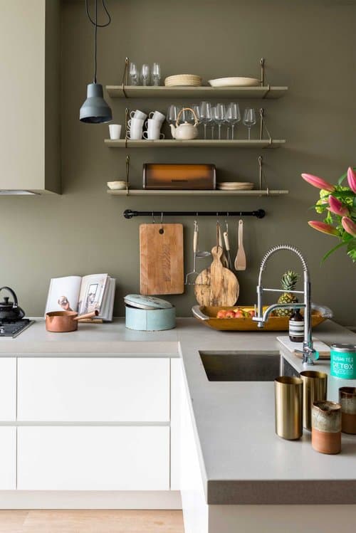 appartement bohème aux couleurs froides cuisine blanche mur vert kakik gris blog déco clemaroundthecorner