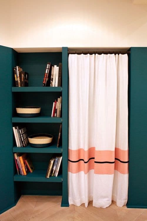aménager 20m2 appartement bibliothèque bleu vert canard rideau blog déco