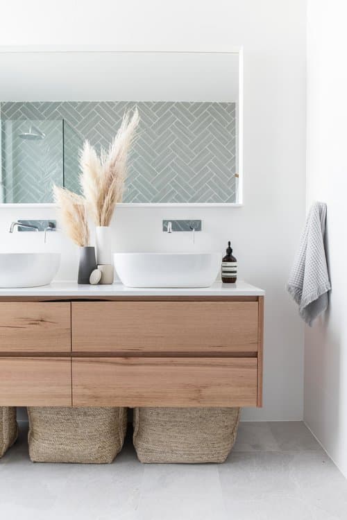 salle de douche bois et vert eau carrelage diagonale herbe fleur feuille pampa slow living hygge