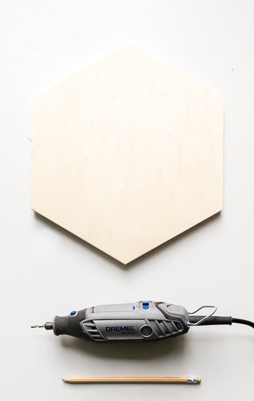 Dessous de plat en bois avec un motif de feuille de monstera percé