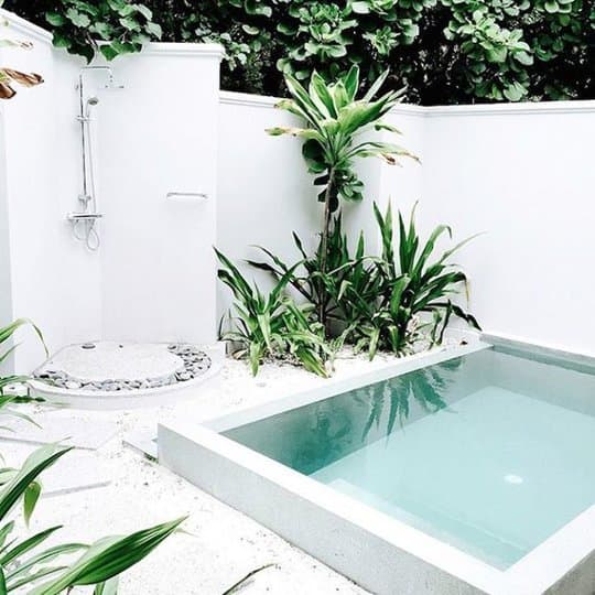 Piscine et douche à l'italienne.
