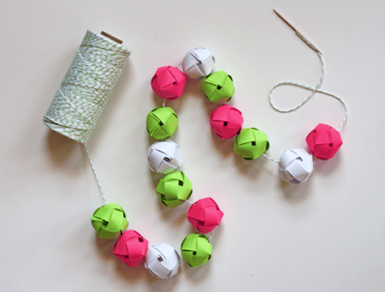 DIY guirlande origami boule de papier