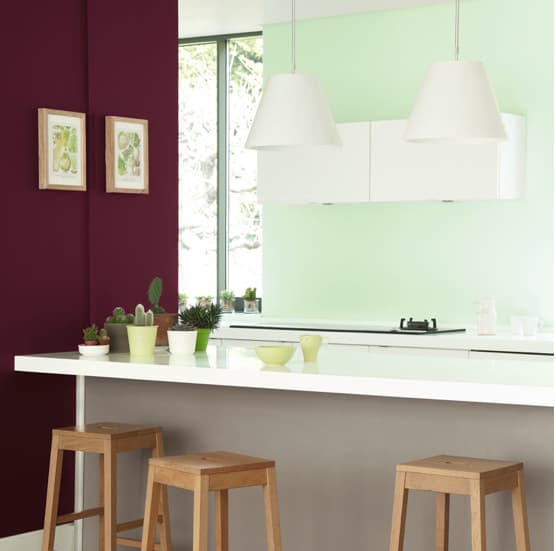 décoration vert céladon bar cuisine mur prune tabouret bois - blog déco - clem around the corner