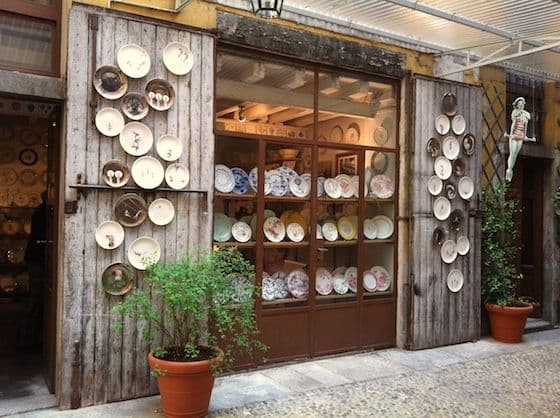 Laboratorio Paravicini à Milan avec porcelaine peinte et céramiques décoratives