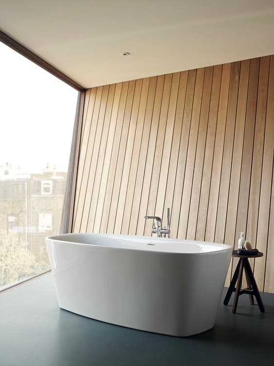 baignoire ilot centre sol béton foncé mur bois