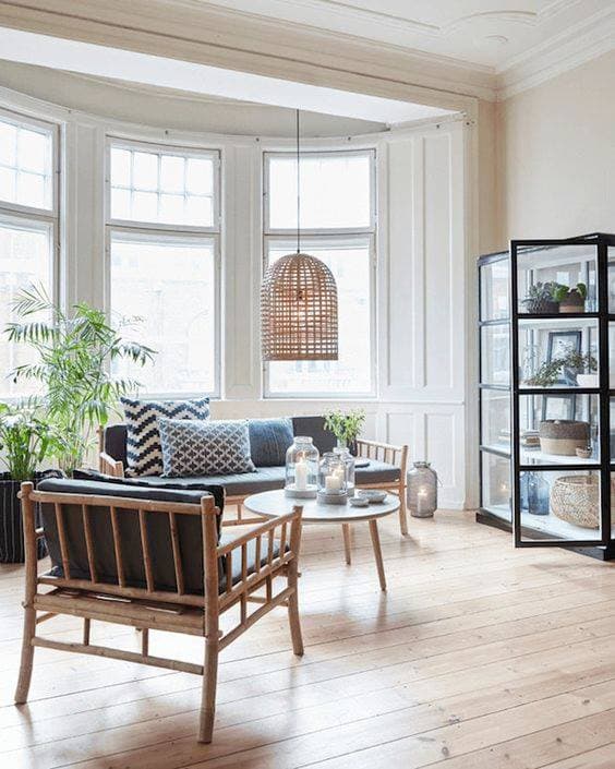 salon decoration mix and match suspension en rotin mobilier vintage canapé bois maison victorienne