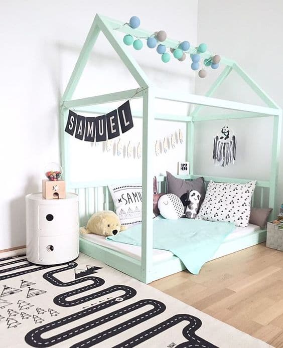 lit cabane interieur chambre enfant vert mint scandinave - blog déco - Clem Around The Corner