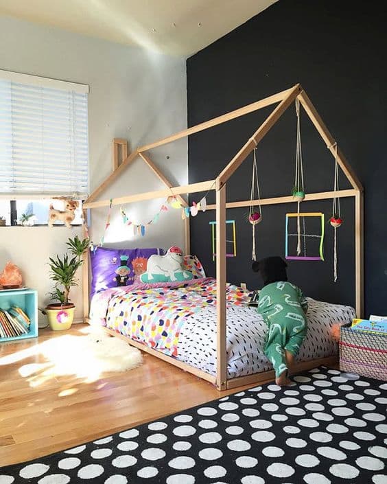 chambre bébé lit au sol mur peinture noire