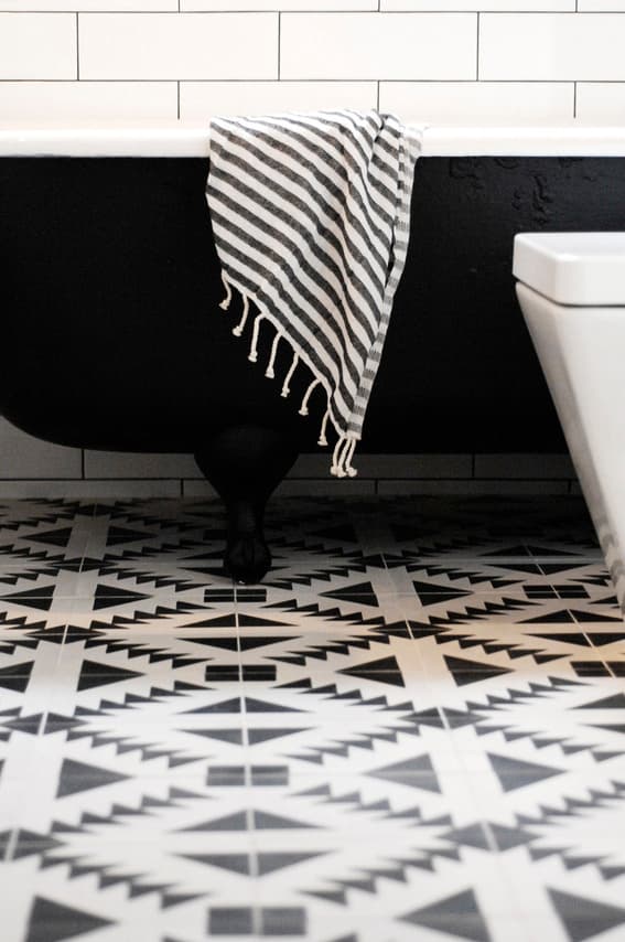 salle de bain blanche et noire laiton