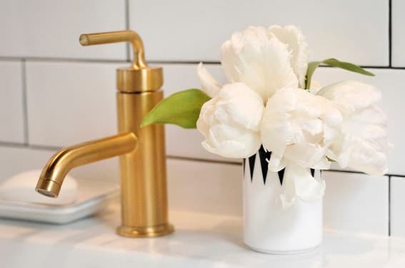 salle de bain blanche et noire laiton