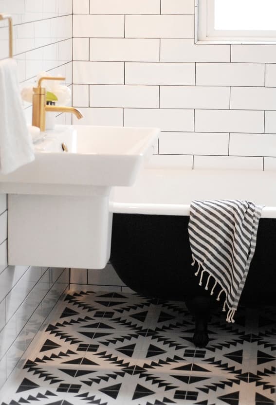 salle de bain blanche et noire laiton