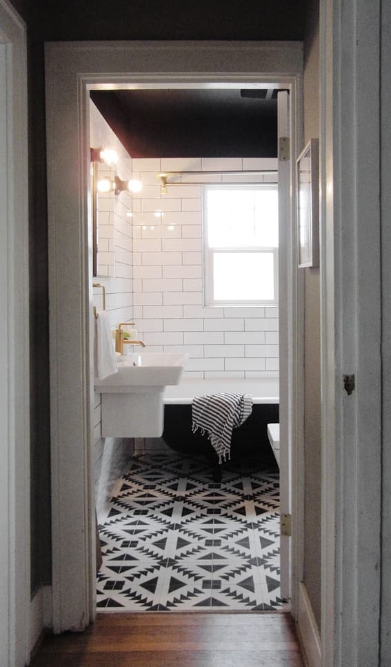 salle de bain blanche et noire laiton