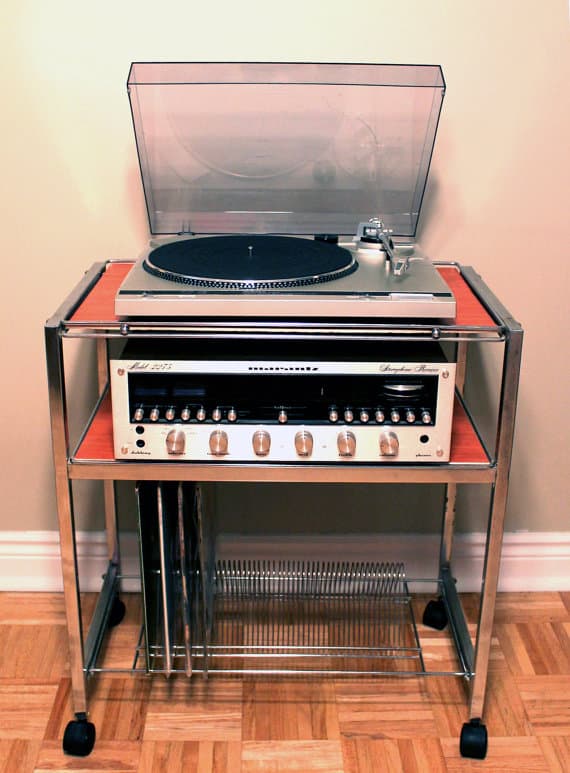 Table en aluminium sur roulettes.