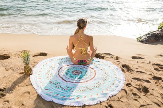 yoga exercice coucher de soleil plage sable ananas