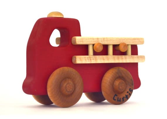 petit camion pompier jouet en bois fait main