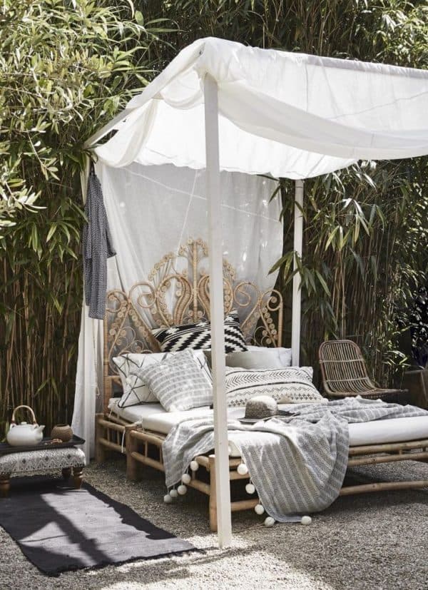 lit exterieur baldaquin jardin romantique décoration cosy piscine - blog déco - clem around the corner