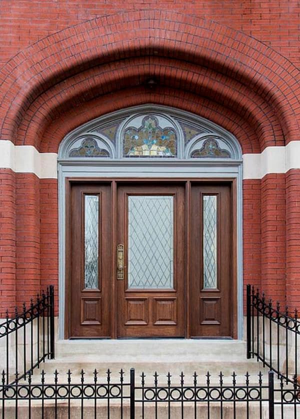 porte devant eglise transformee gothique brique blanc rouge bois grillage