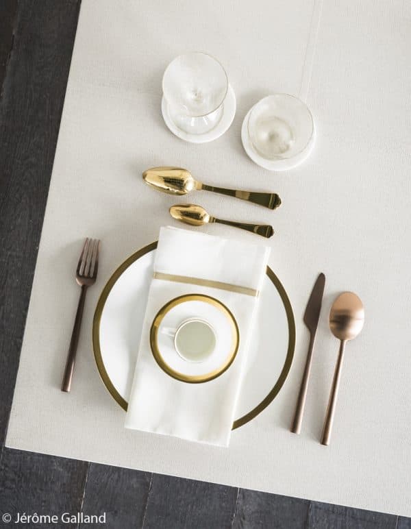 couverts dorés laiton table noel deco assiette