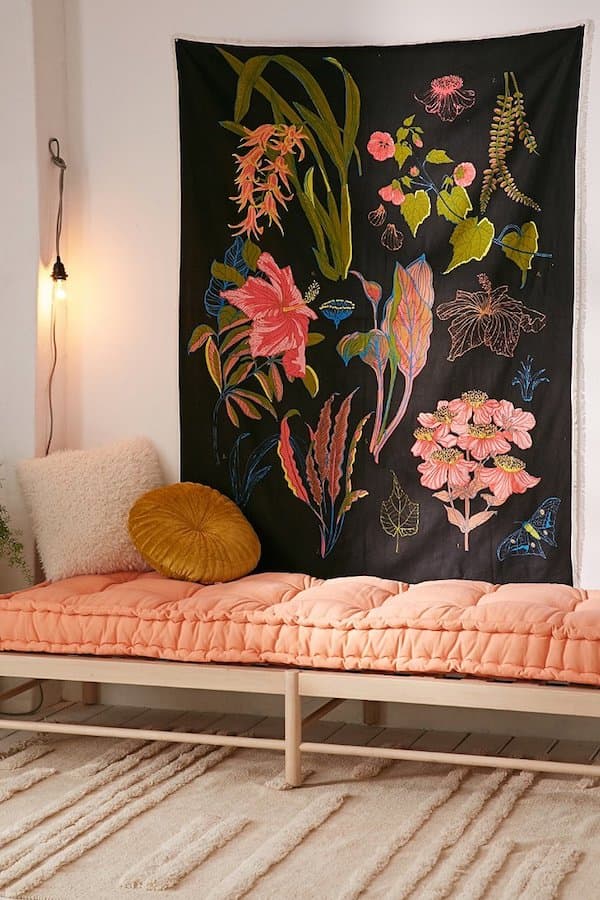 tapis tissus mur suspendu banquette rotin matelas rose