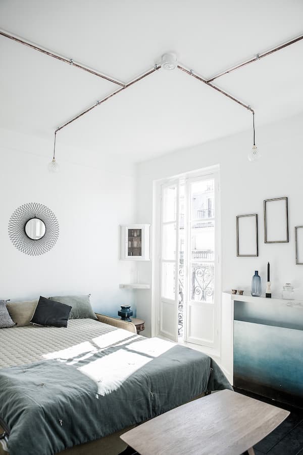 16m2 paris lit chambre rangement cadre vitrine miroir soleil peinture degrade bleu balcon paris canal saint martin