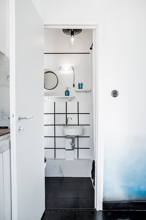 16m2 paris porte salle de bain sobre parquet noir carrelage noir separation piece