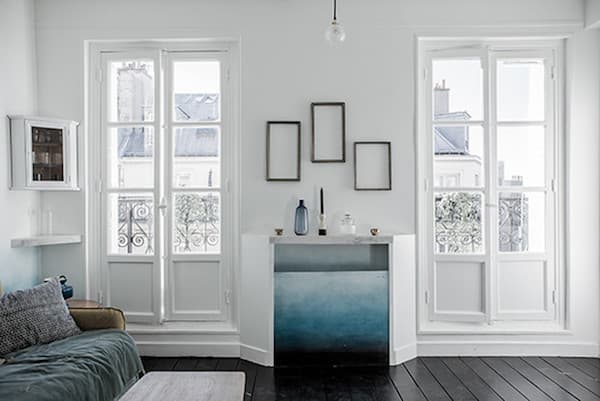 16m2 paris vue balcon studio bleu degrade tableaux cadres bougie vase